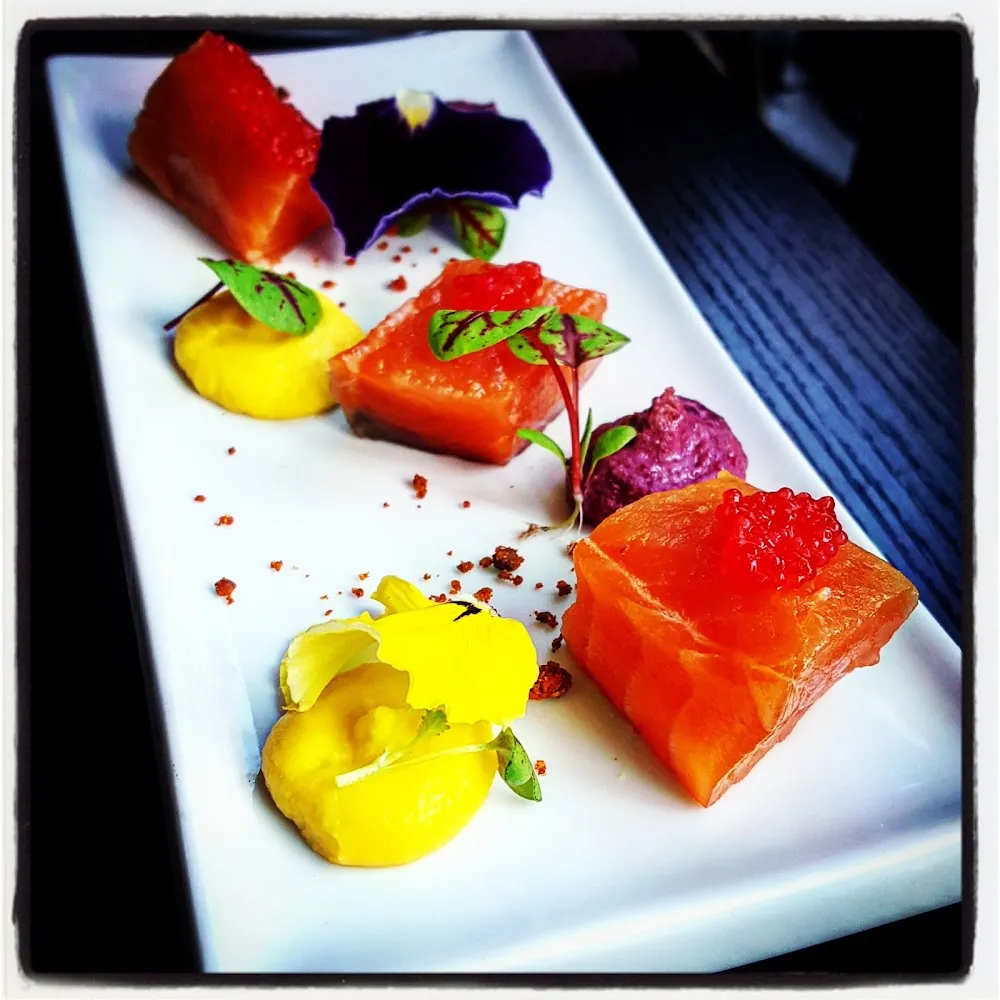 Gravlax de Saumon A la Betterave Tapenade d'olive Noir